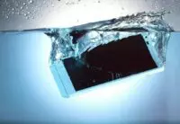 Celular smartphone molhado gotas agua tela representando aparelho caiu liquido precisa secar urgente