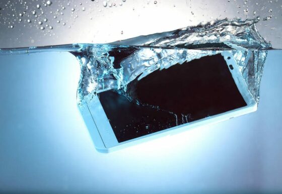 Celular smartphone molhado gotas agua tela representando aparelho caiu liquido precisa secar urgente